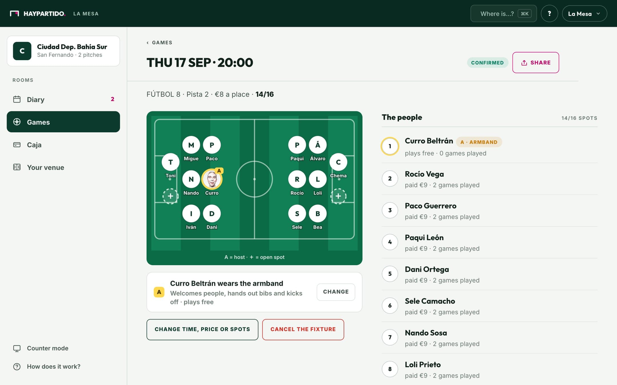 La Mesa · A game: the pitch with shirt numbers, the armband and the roll call